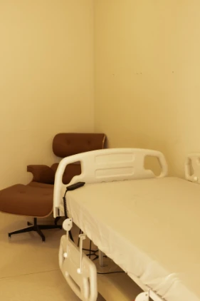 Sala de repouso com leito e poltrona