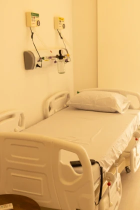 Leito hospitalar com rede de oxigênio na sala de recuperação
