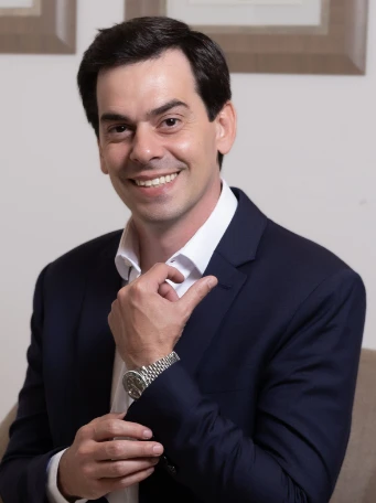 Dr. Gabriel H. Fachini em retrato, de terno azul-marinho